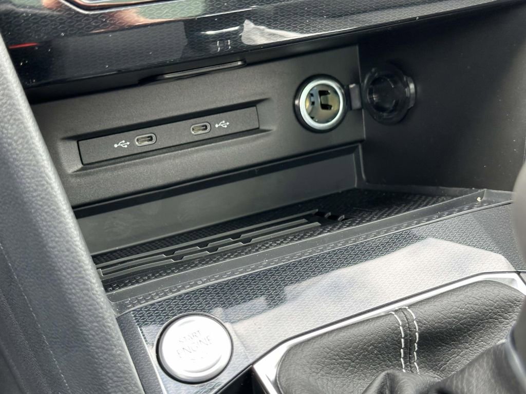 New 2025 Volkswagen Taos SE FWD image 23