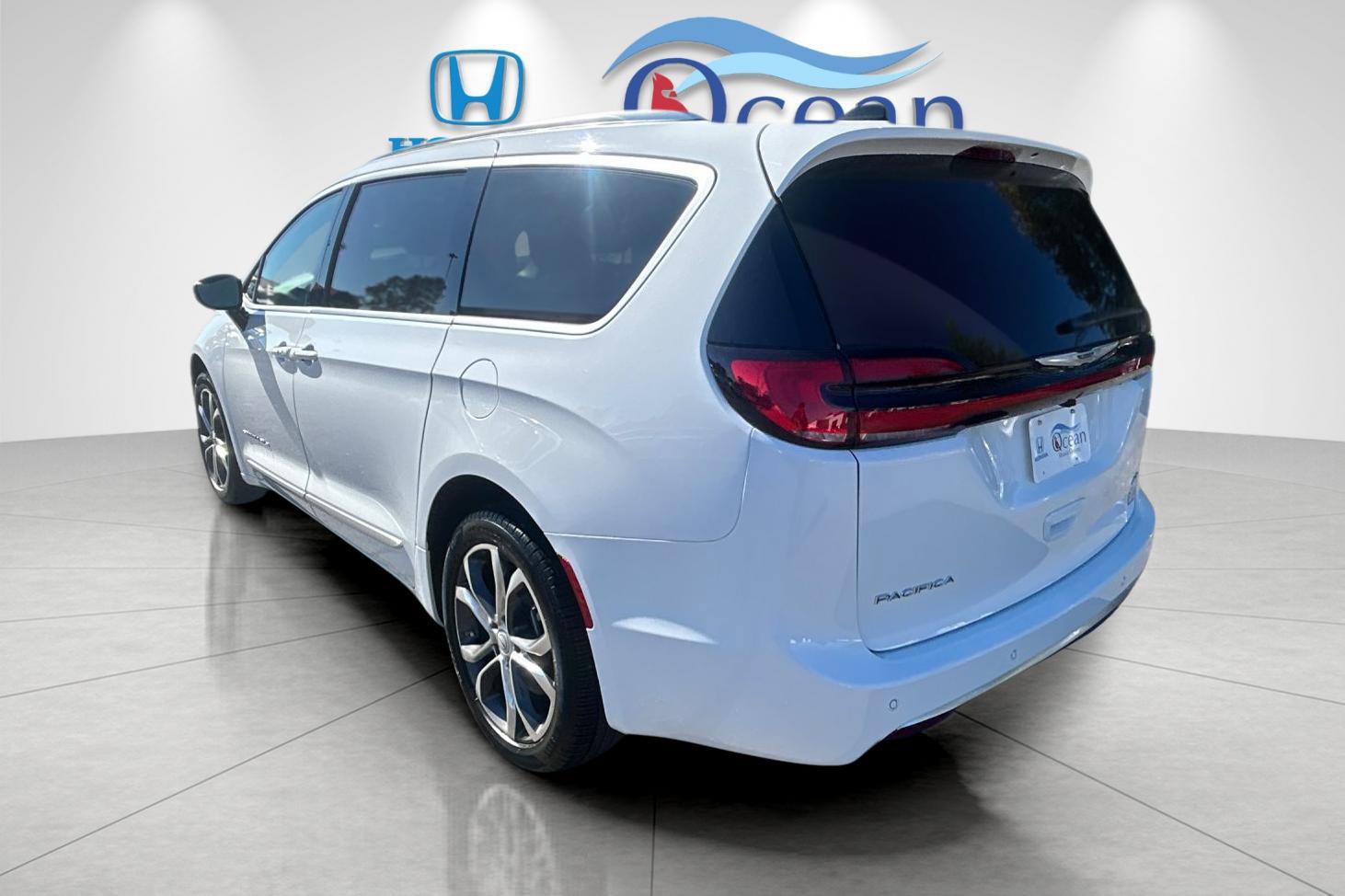 Used 2026 Chrysler Pacifica Pinnacle AWD/4WD image 5