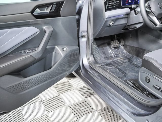 Used 2025 Volkswagen Jetta SEL FWD image 16