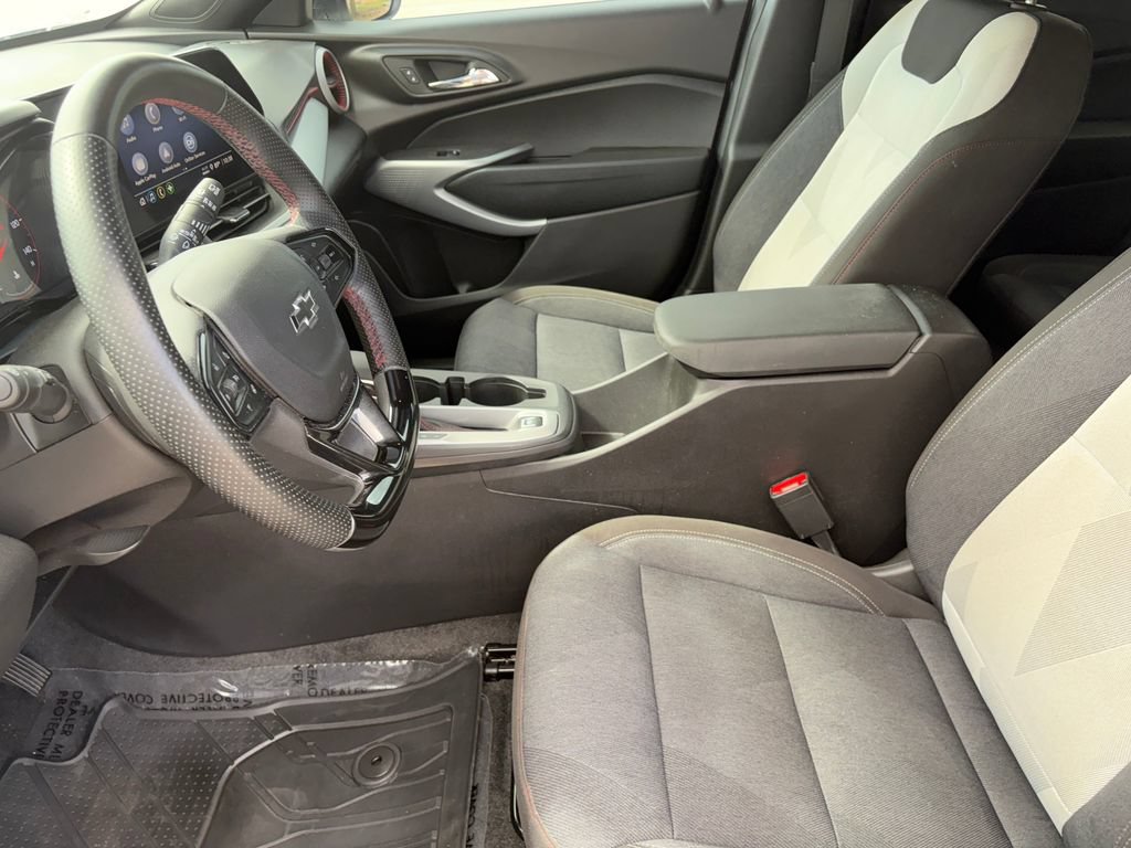 Used 2025 Chevrolet Trax RS FWD image 9