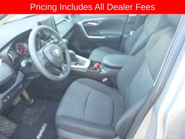 Used 2020 Toyota RAV4 XLE w/ Convenience Package FWD image 3