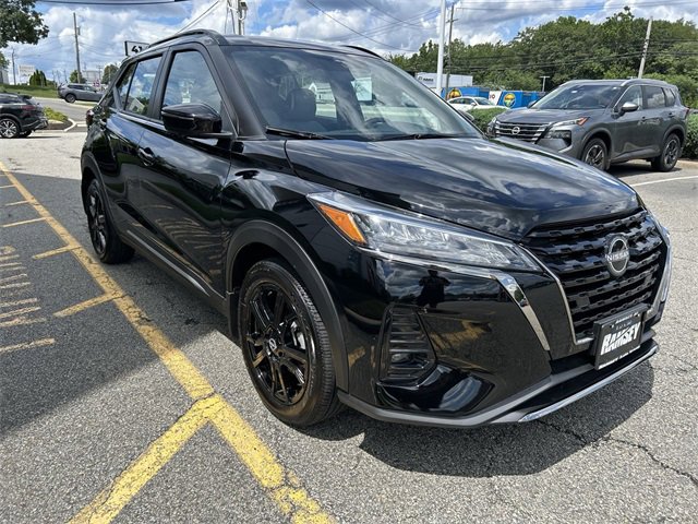 Used 2024 Nissan Kicks SR w/ SR Premium Package image 2