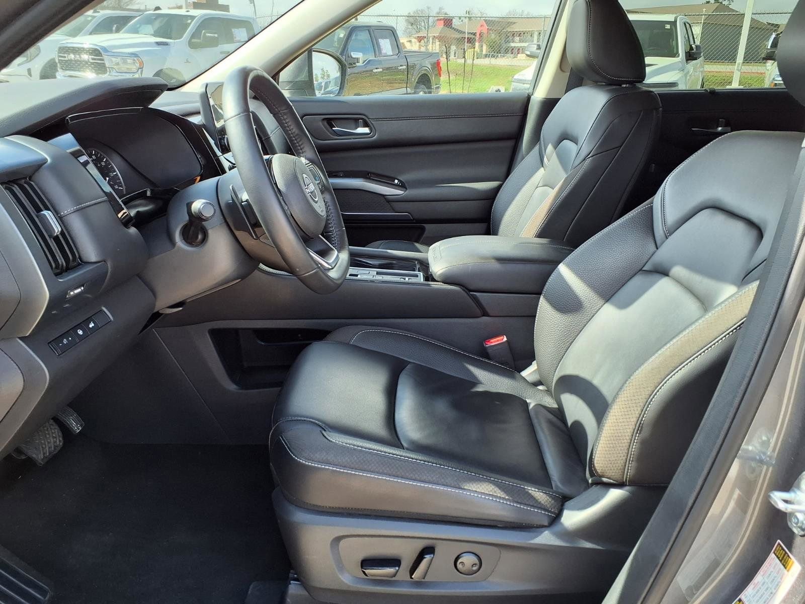 Used 2025 Nissan Pathfinder SL FWD image 17