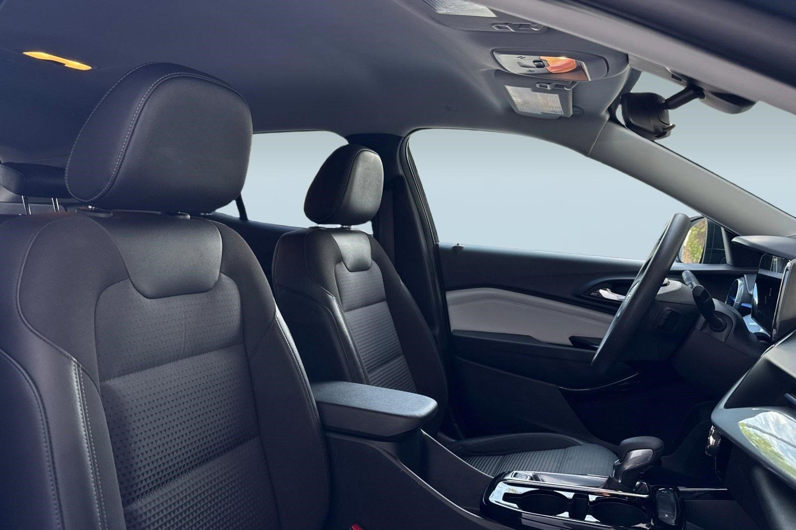 Used 2025 Chevrolet Trax LT image 29