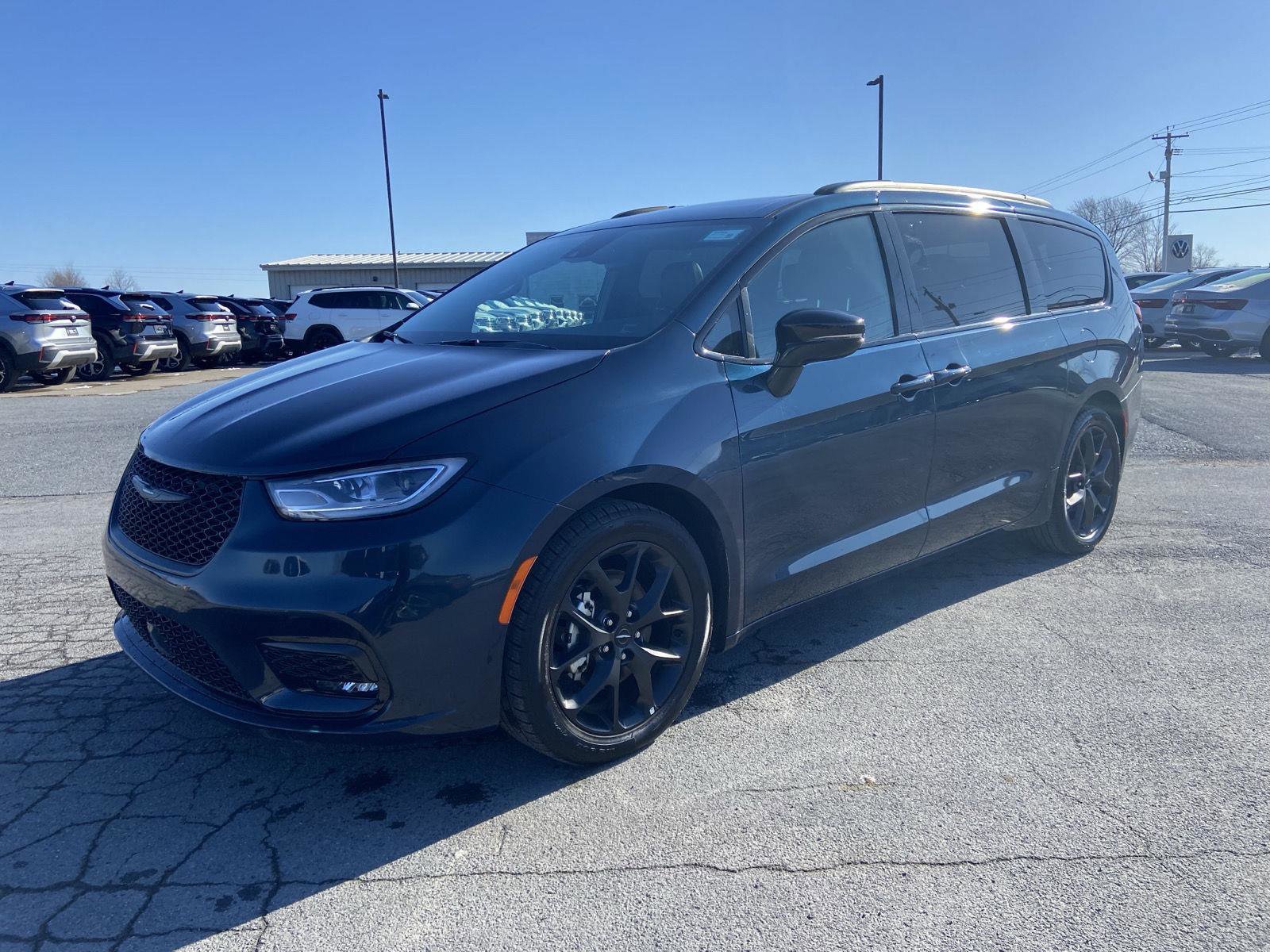 Used 2025 Chrysler Pacifica Limited image 4