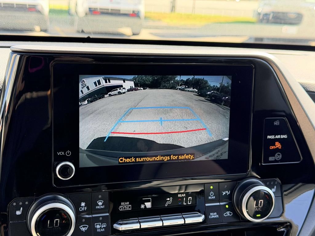 Used 2025 Toyota Highlander XLE AWD/4WD image 4