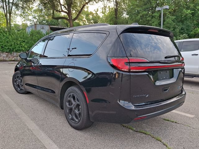 Used 2024 Chrysler Pacifica Premium FWD image 4