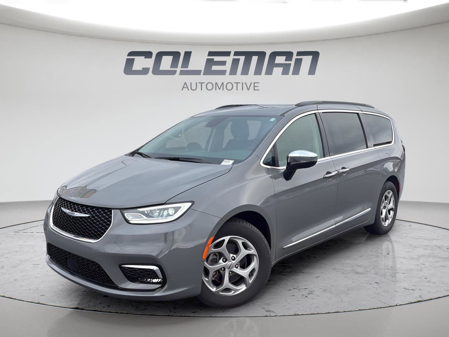 Used 2023 Chrysler Pacifica Limited w/ Uconnect Theater Family Group image 1