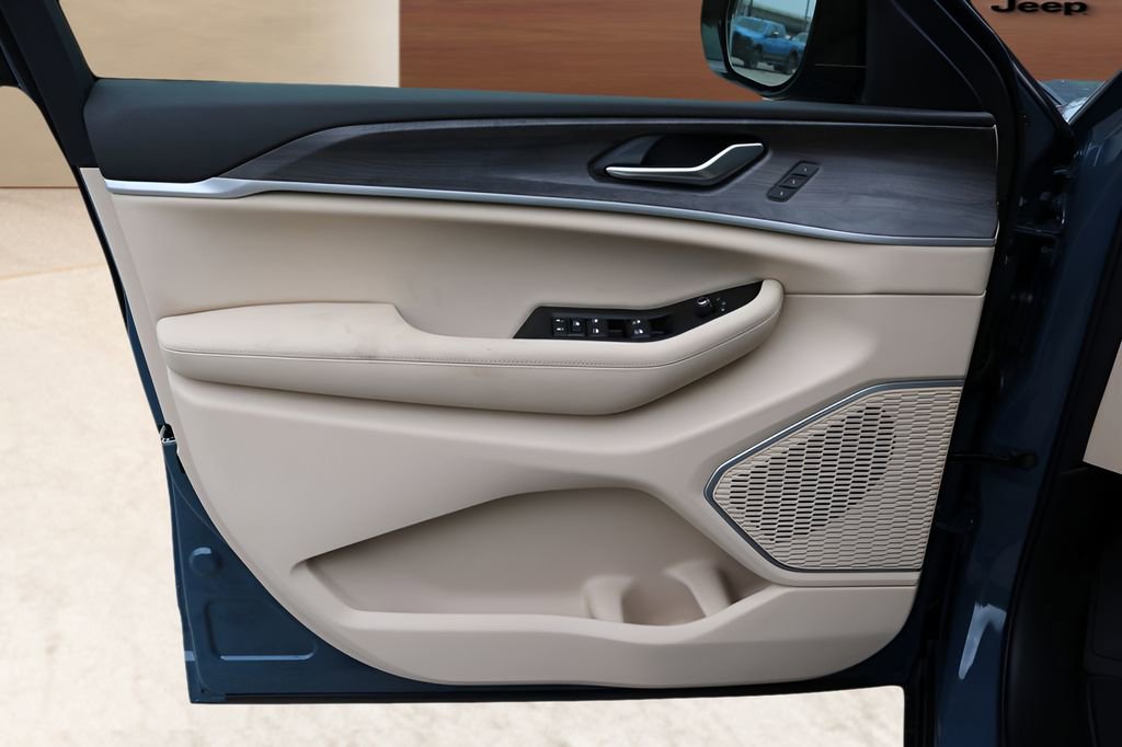 New 2026 Jeep Grand Cherokee Limited RWD image 10