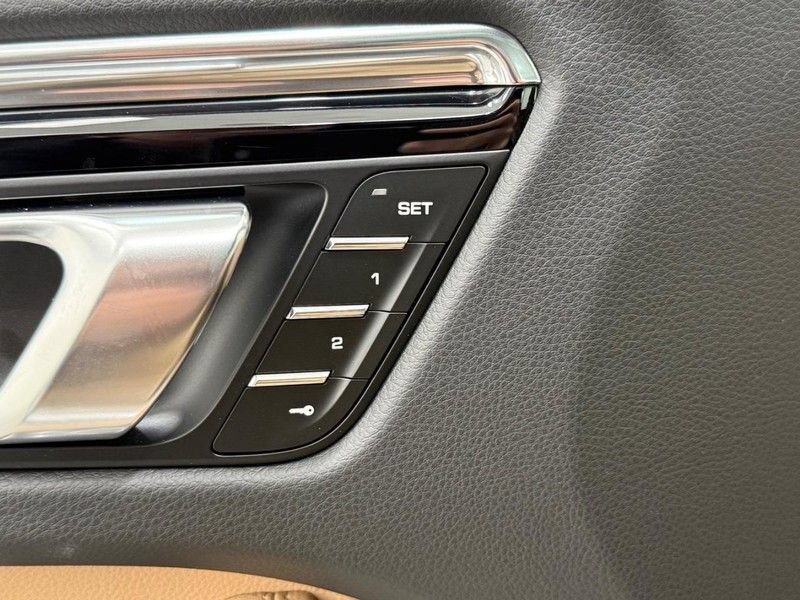 Certified 2025 Porsche Macan AWD/4WD image 20