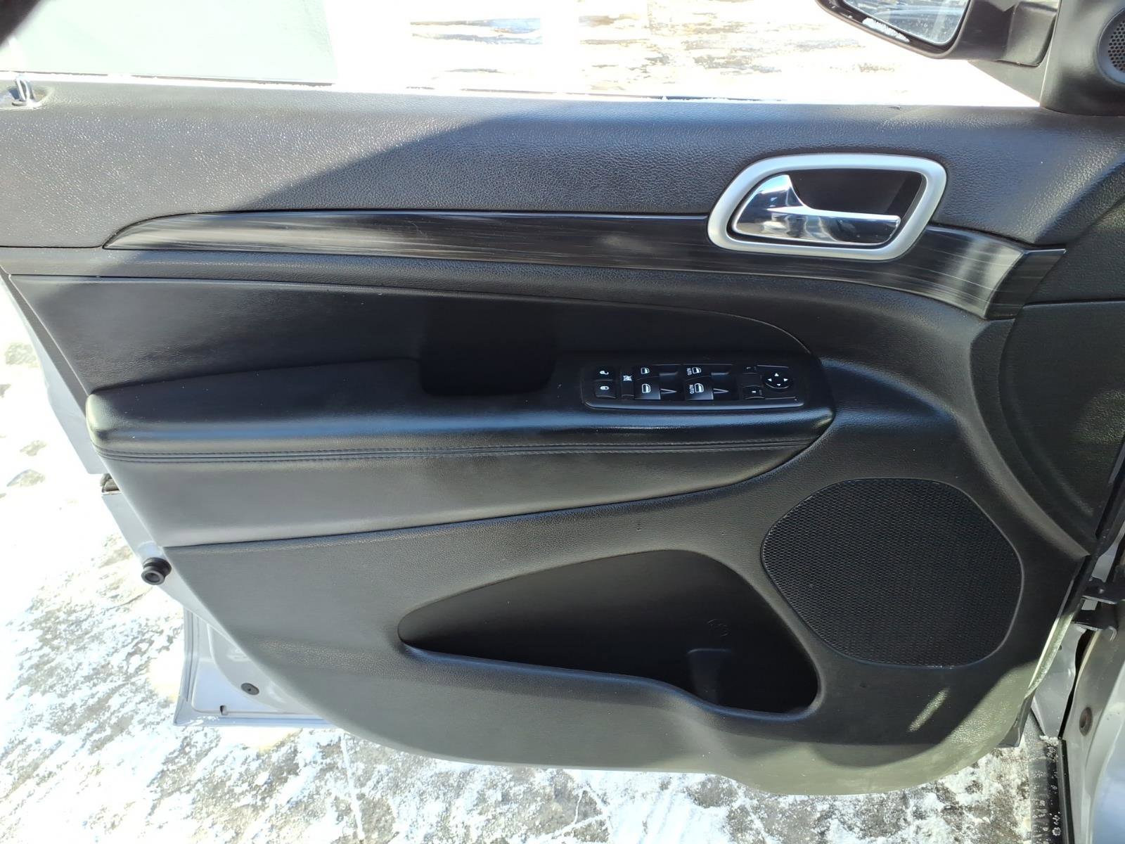Used 2019 Jeep Grand Cherokee Laredo w/ Laredo X Package AWD/4WD image 11