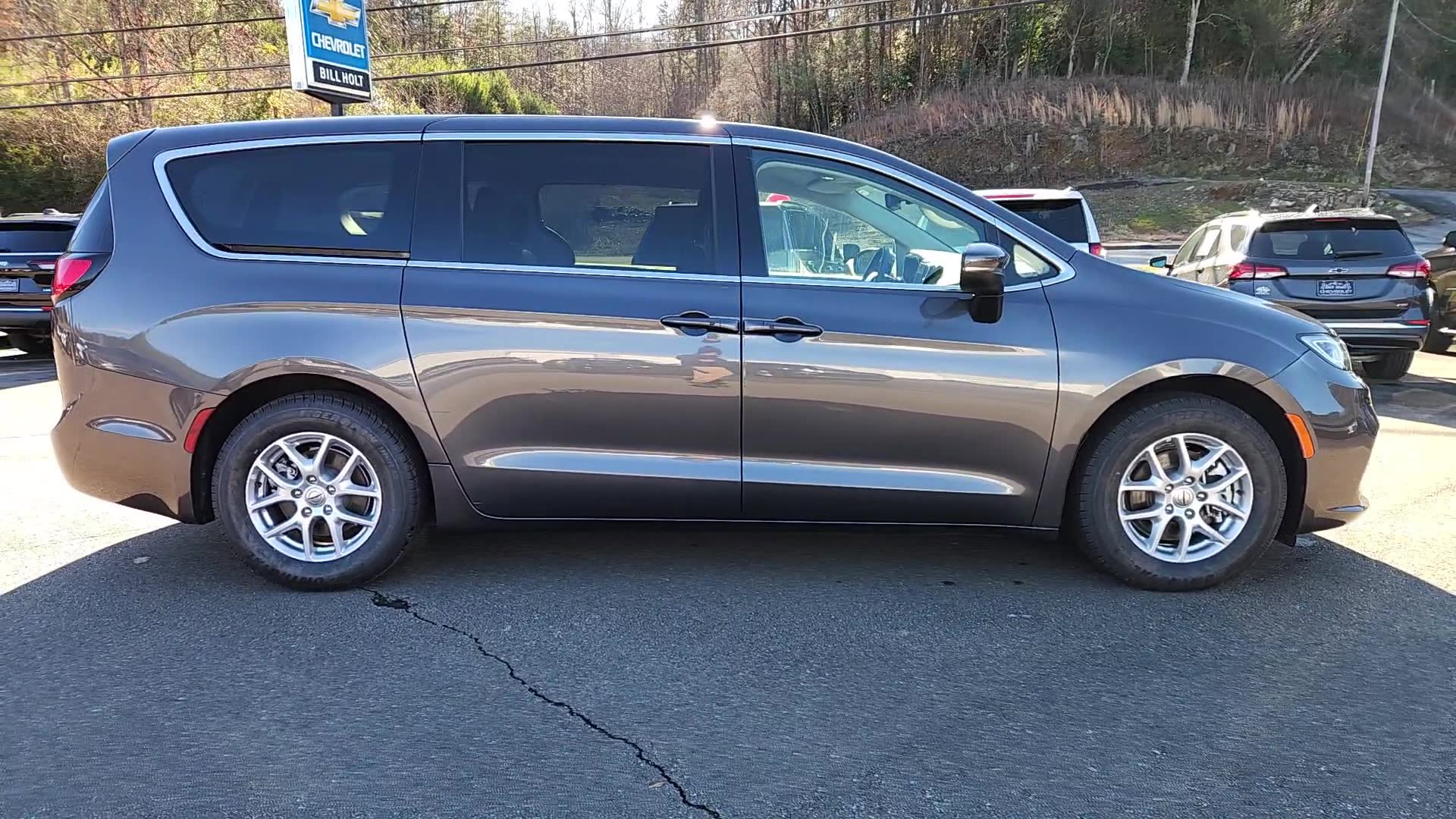 Used 2023 Chrysler Pacifica Touring-L image 8