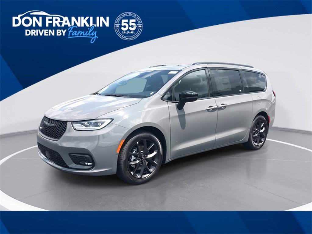 New 2025 Chrysler Pacifica Limited w/ Uconnect Theater Family Group