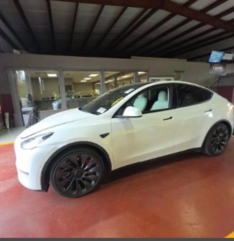 Used 2022 Tesla Model Y Performance AWD/4WD image 1