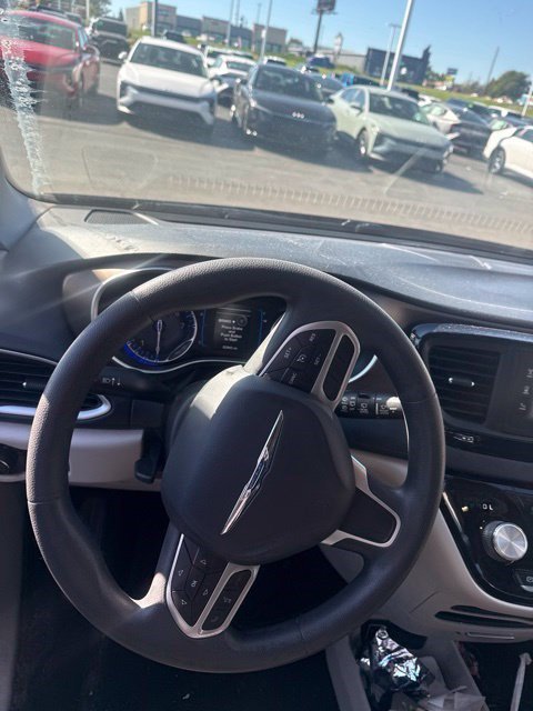Used 2017 Chrysler Pacifica LX w/ Tire & Wheel Group FWD image 7
