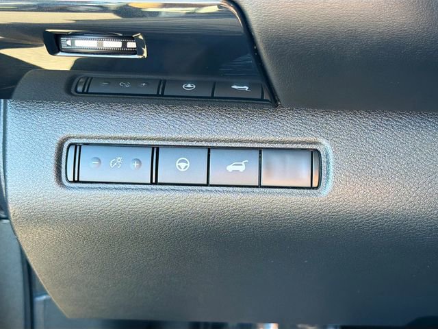 Used 2025 Nissan Pathfinder SV image 10