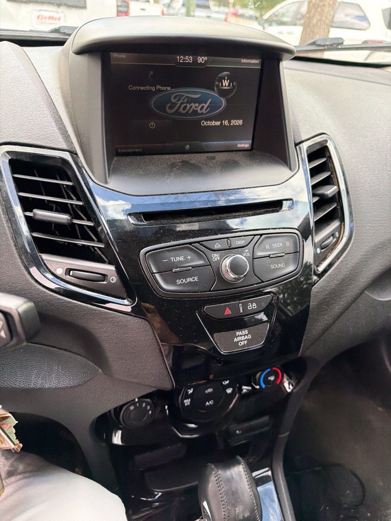 Used 2015 Ford Fiesta SE w/ Equipment Group 201A FWD image 4