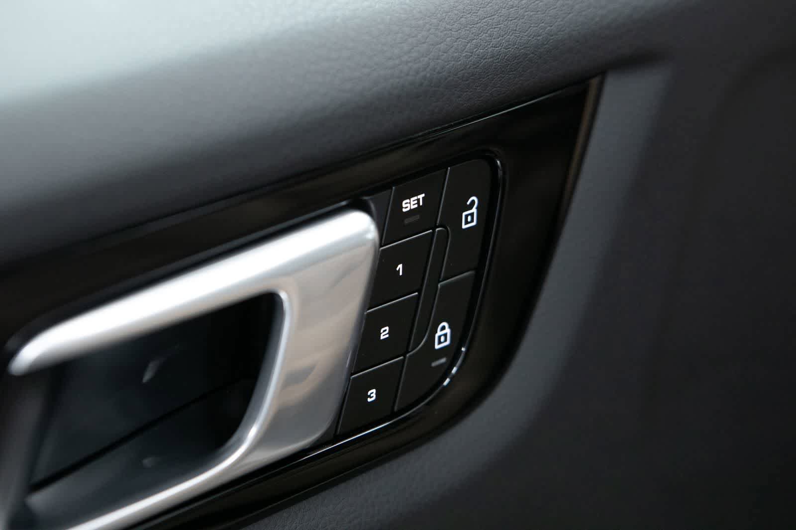 Certified 2023 Porsche Cayenne AWD/4WD image 25