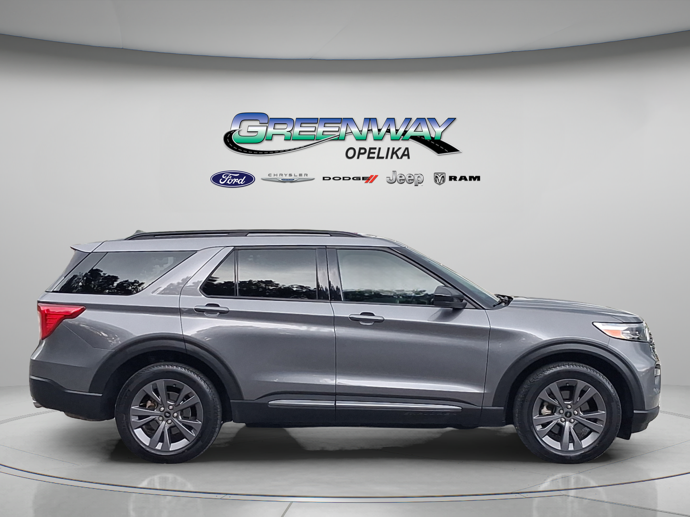 Used 2024 Ford Explorer XLT w/ Equipment Group 202A AWD/4WD image 8