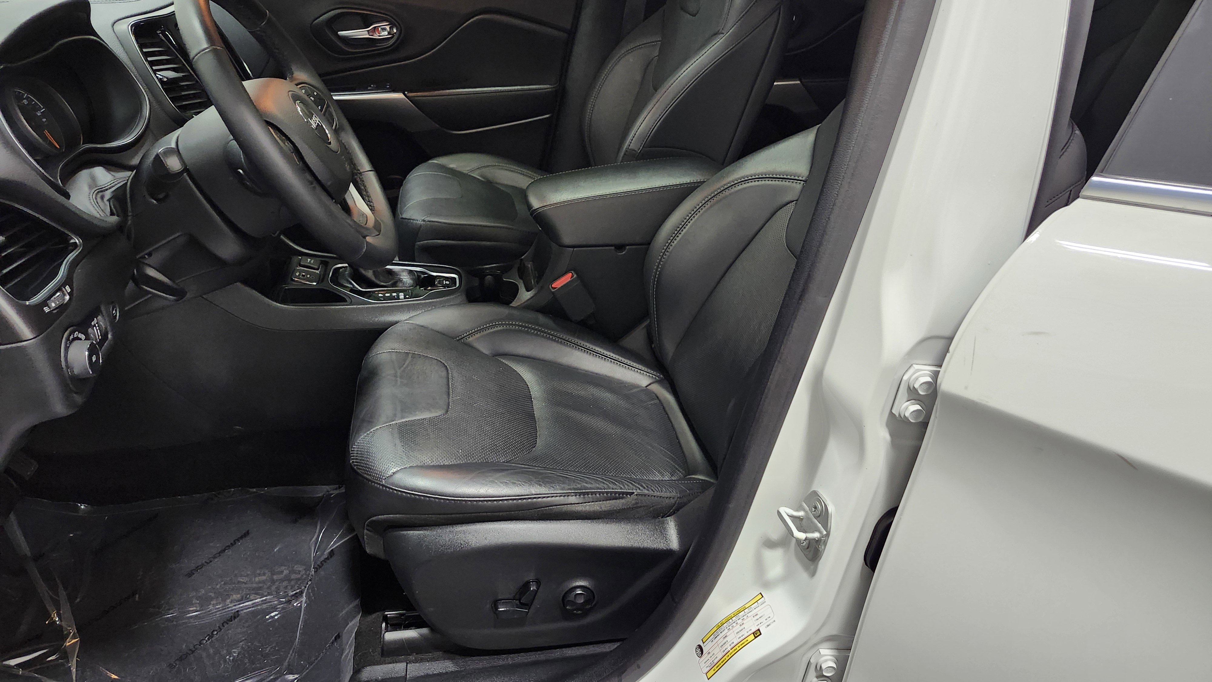 Used 2020 Jeep Cherokee Limited image 24