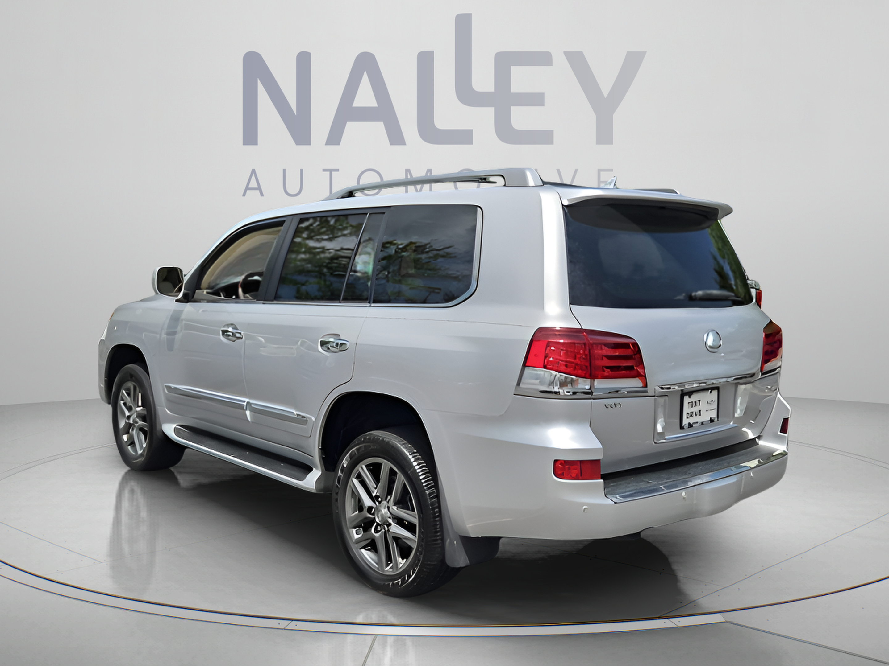 Used 2013 Lexus LX 570 4WD w/ Luxury Pkg image 3