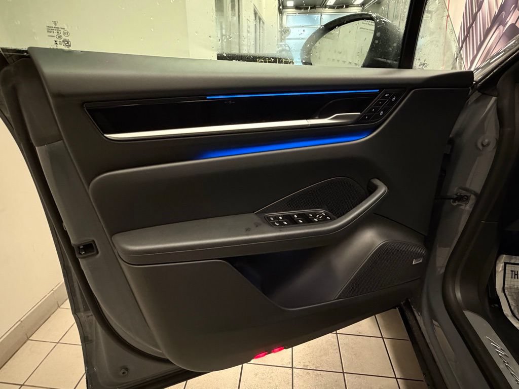 New 2025 Porsche Macan 4S Electric AWD/4WD image 22