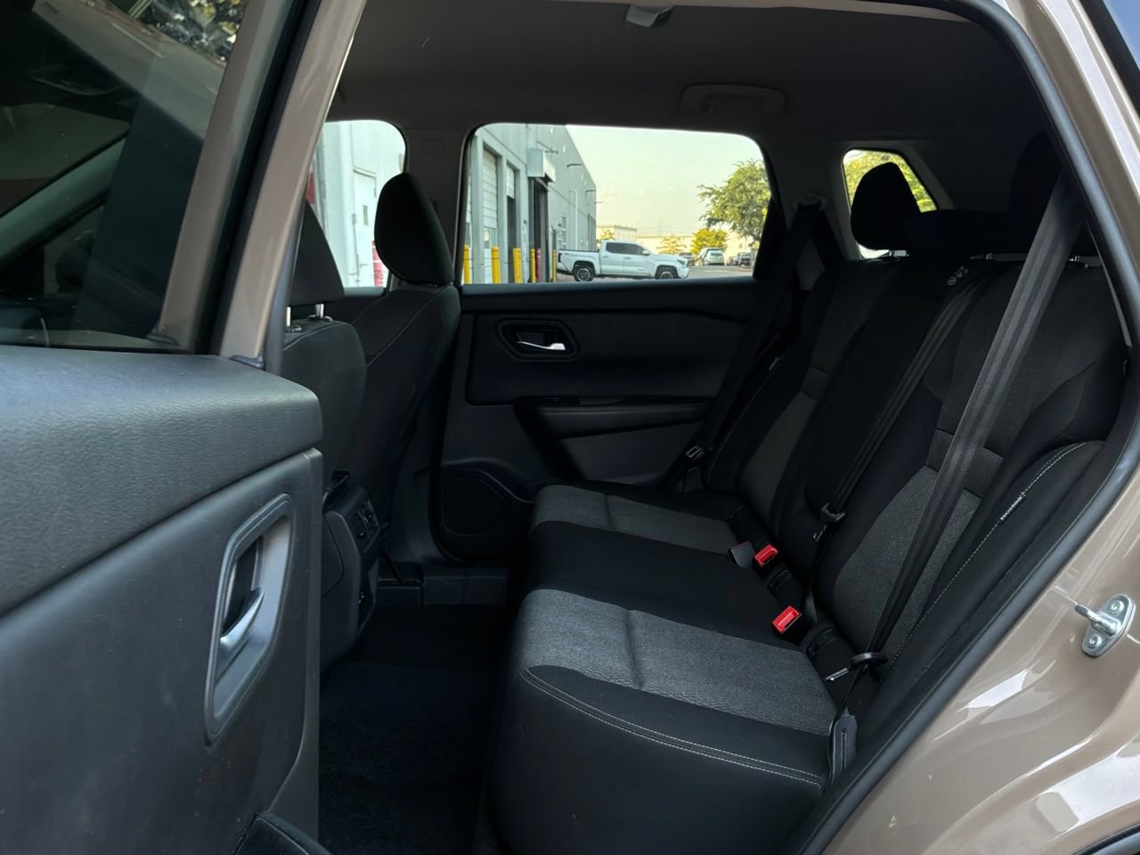Used 2025 Nissan Rogue SV FWD image 12