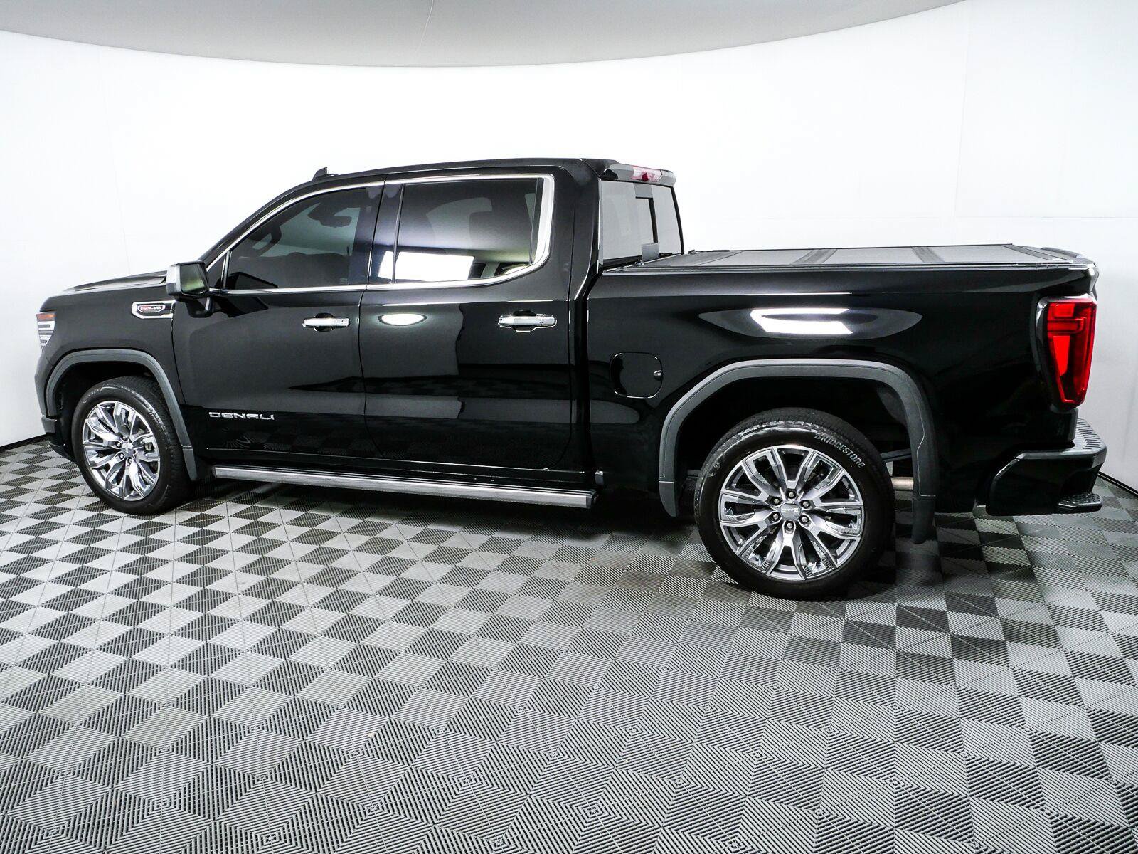 Used 2024 GMC Sierra 1500 Denali AWD/4WD image 2