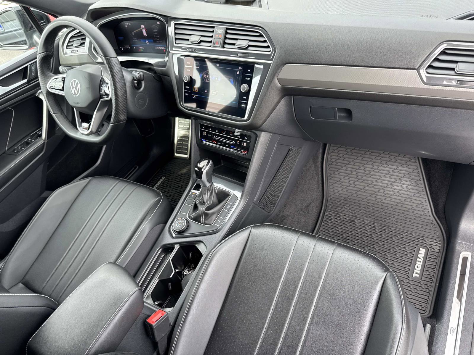 Certified 2024 Volkswagen Tiguan SE R-Line image 29
