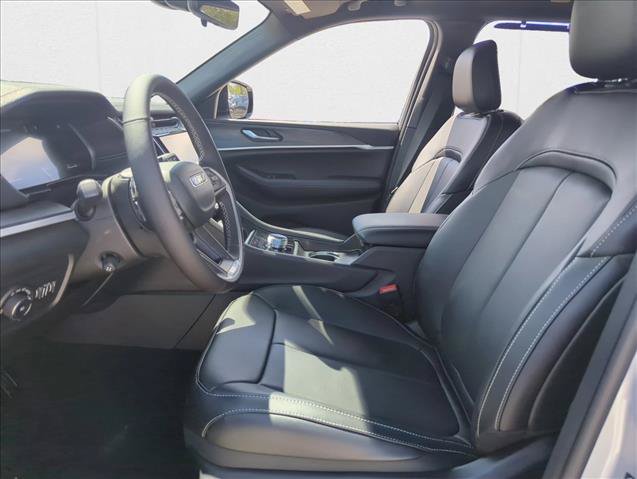 New 2025 Jeep Grand Cherokee Limited w/ Luxury Tech Group II RWD image 4