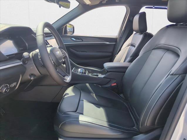 New 2025 Jeep Grand Cherokee Limited w/ Luxury Tech Group II RWD image 4