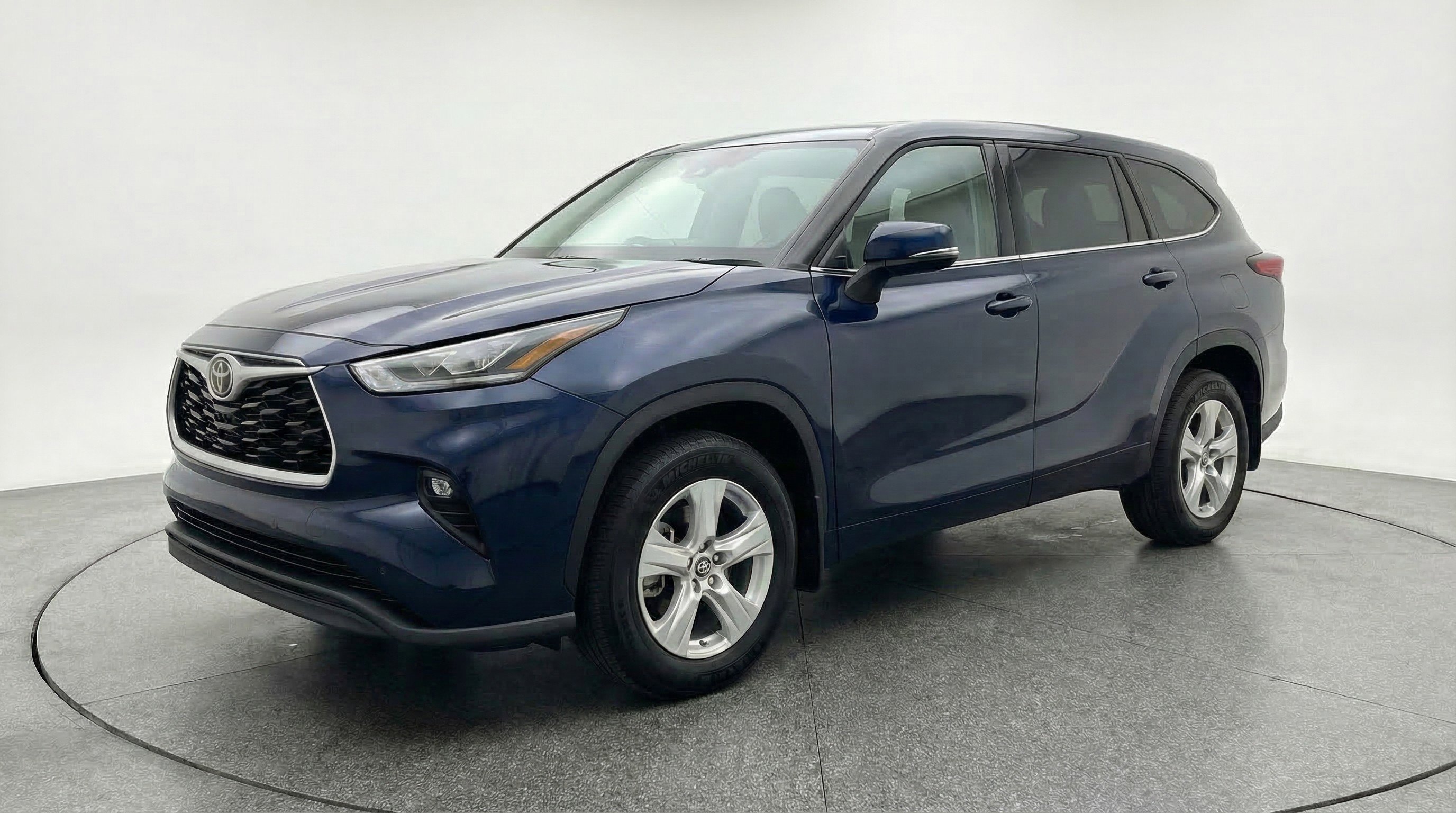 Used 2025 Toyota Highlander LE image 3