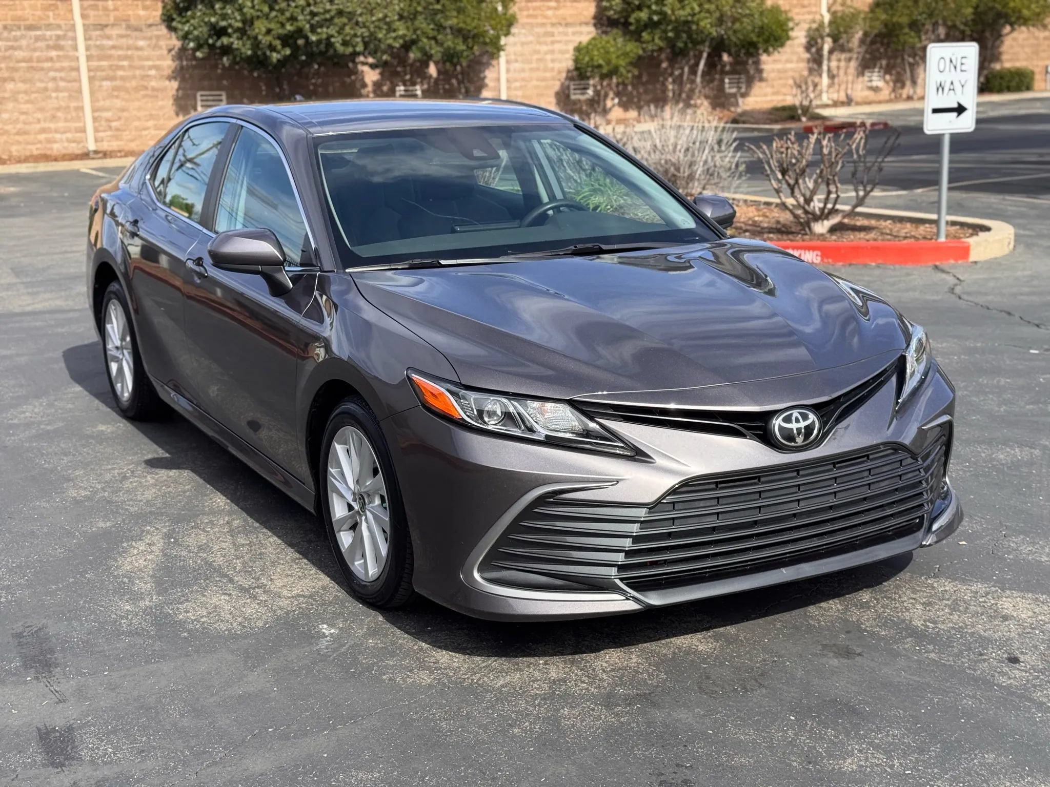 Used 2022 Toyota Camry LE FWD image 8