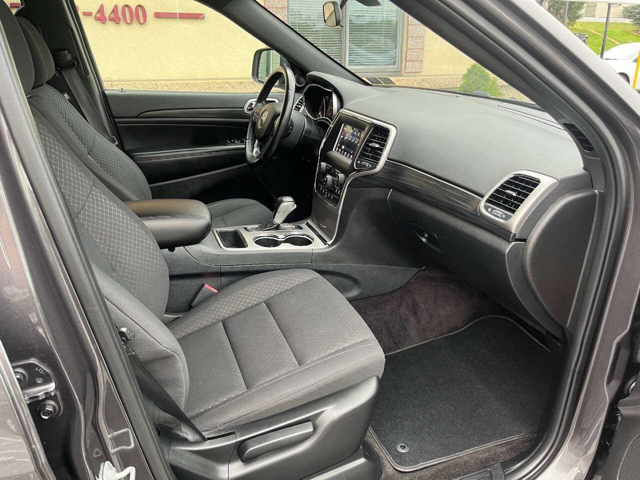 Used 2019 Jeep Grand Cherokee Laredo image 8