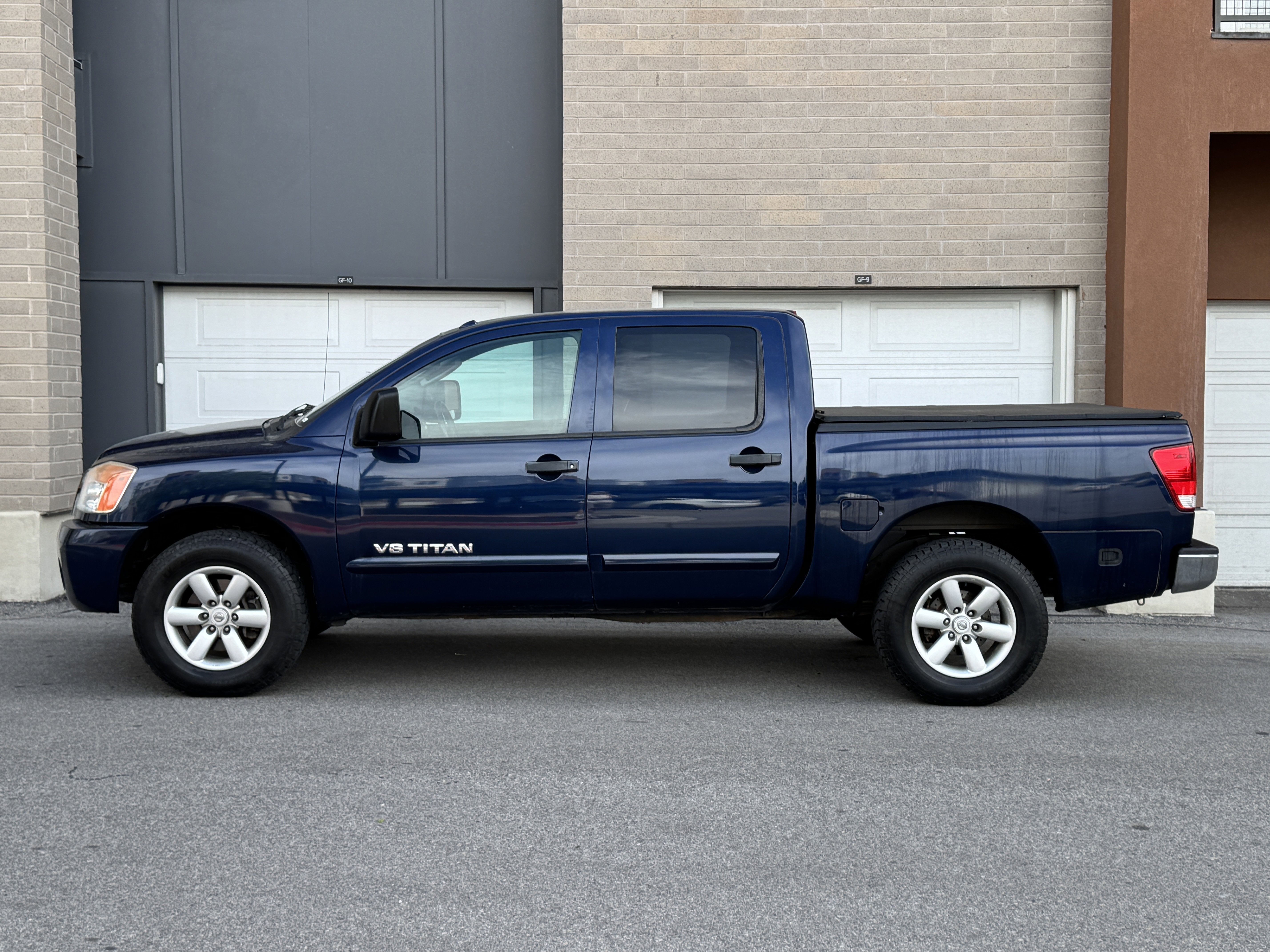 Used 2010 Nissan Titan SE w/ SE Value Truck Pkg AWD/4WD image 2