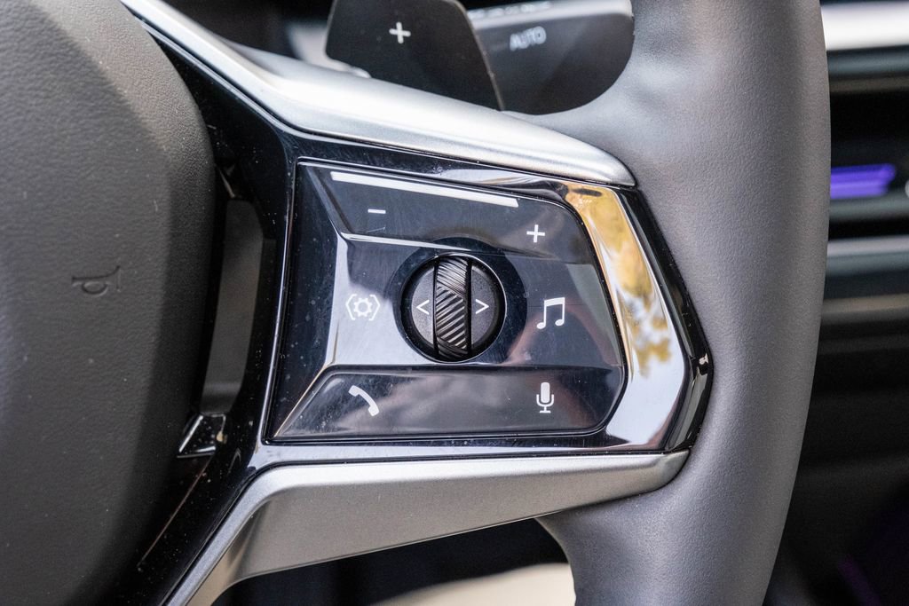 Used 2025 BMW 530i xDrive w/ Premium Package image 23