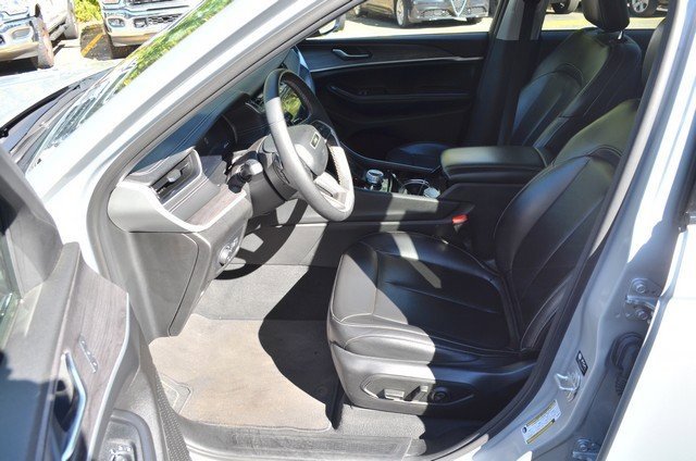 Used 2023 Jeep Grand Cherokee Limited image 17