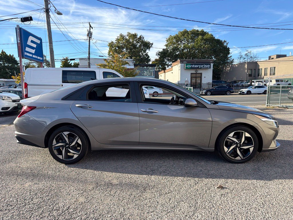 Used 2023 Hyundai Elantra SEL w/ Convenience Package FWD image 9