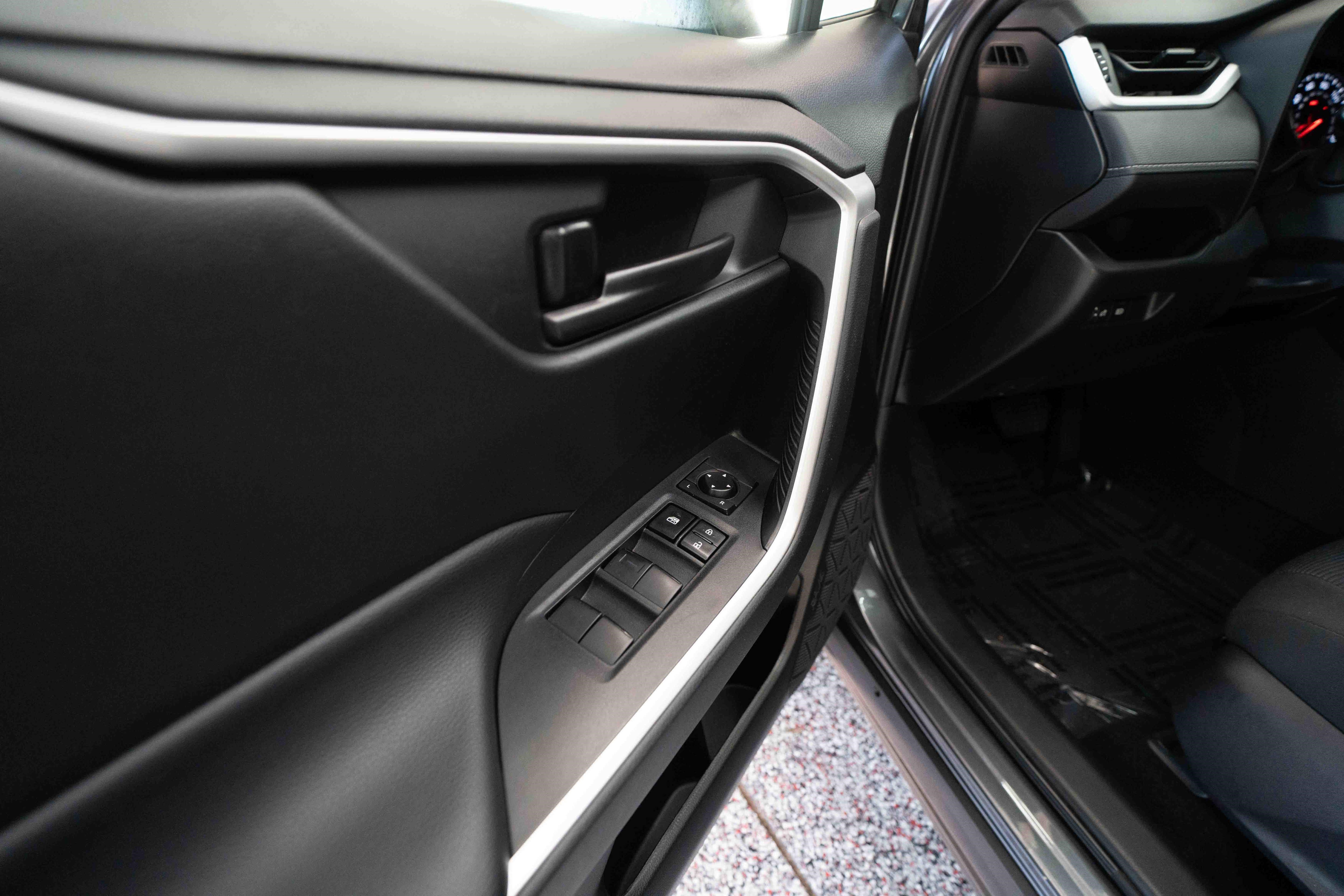 Used 2022 Toyota RAV4 LE AWD/4WD image 7
