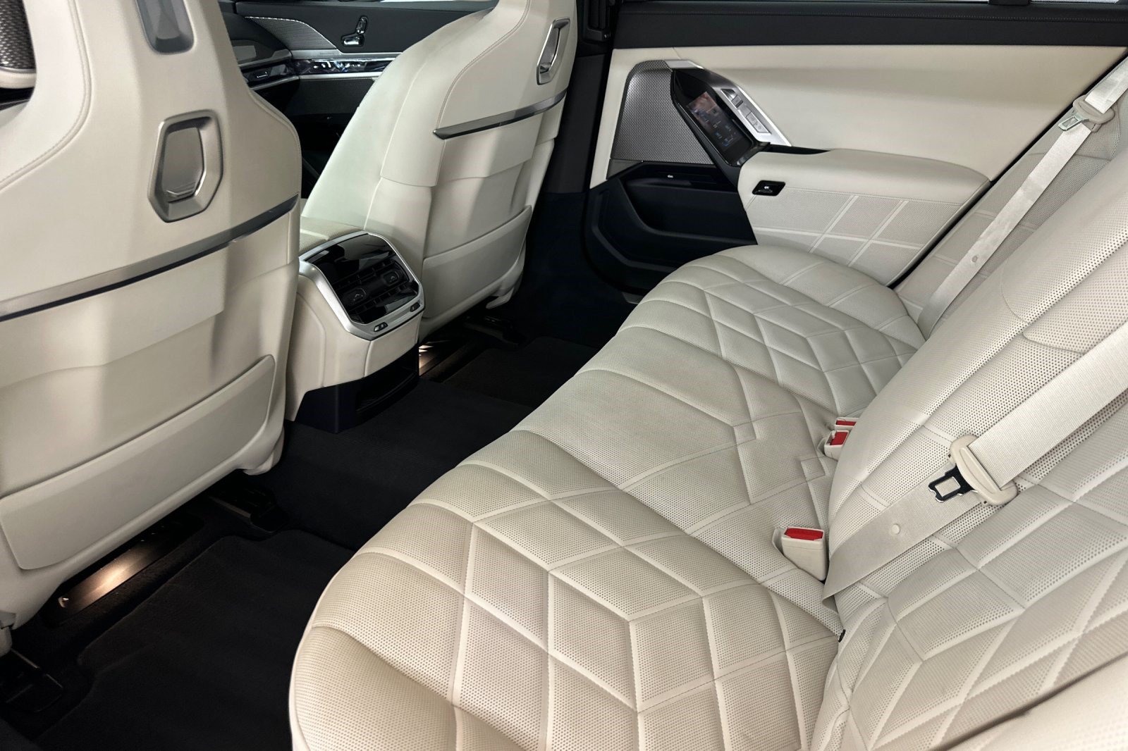 Certified 2023 BMW 740i RWD image 24