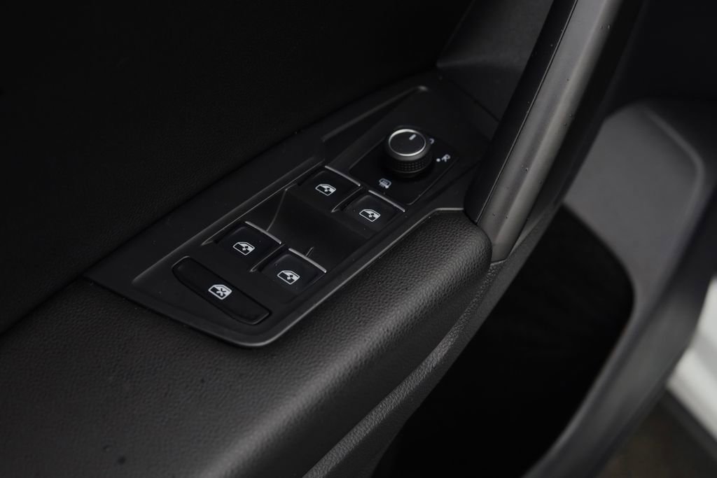 Used 2021 Volkswagen Tiguan SE w/ Panoramic Sunroof Package image 14