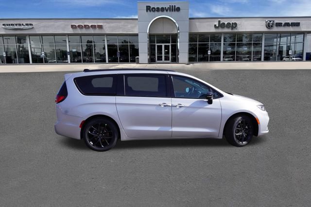 New 2026 Chrysler Pacifica Limited w/ S Appearance Package image 3
