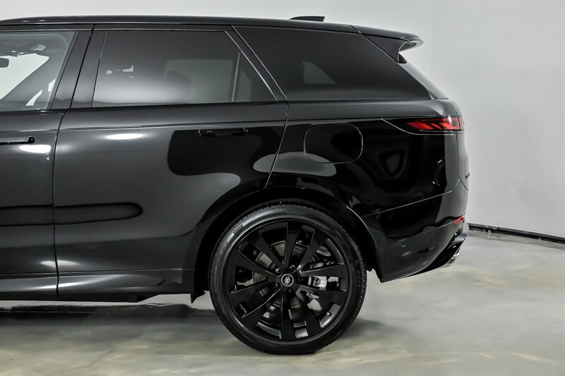 Used 2025 Land Rover Range Rover Sport Dynamic SE AWD/4WD image 9