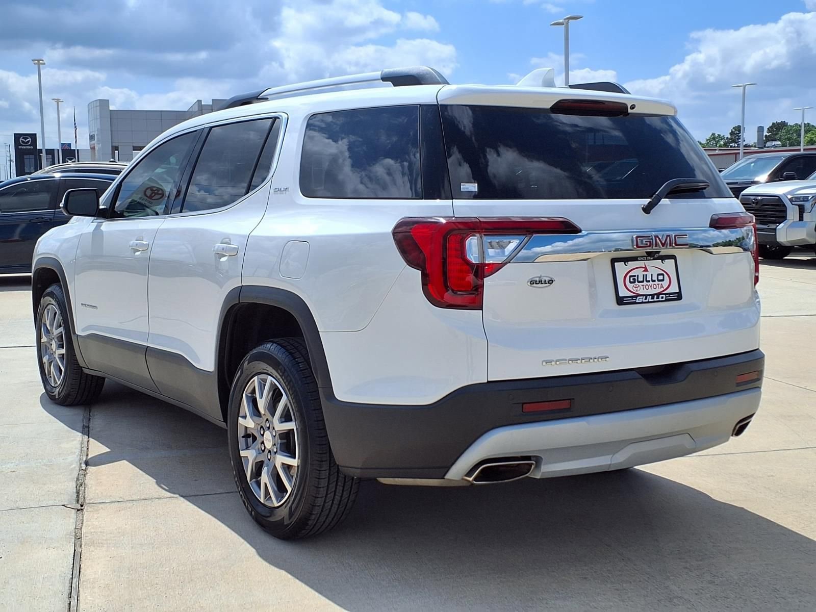 Used 2021 GMC Acadia SLT image 2