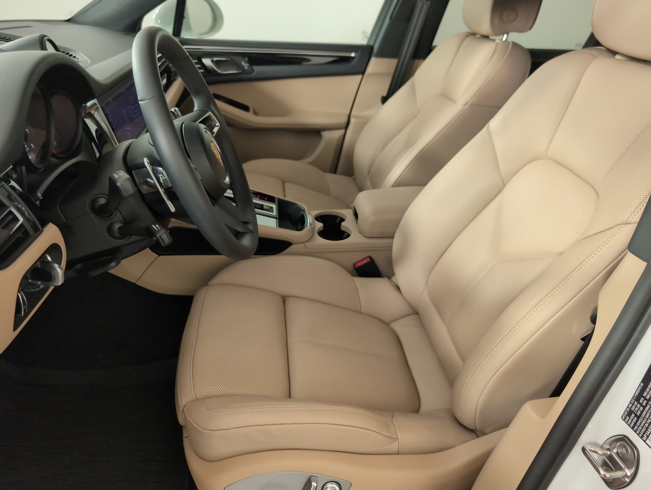 Certified 2025 Porsche Macan image 5