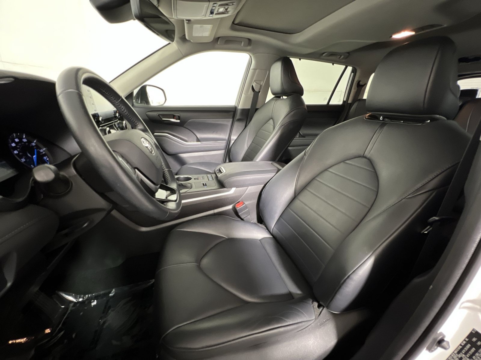 Used 2021 Toyota Highlander XLE AWD/4WD image 13