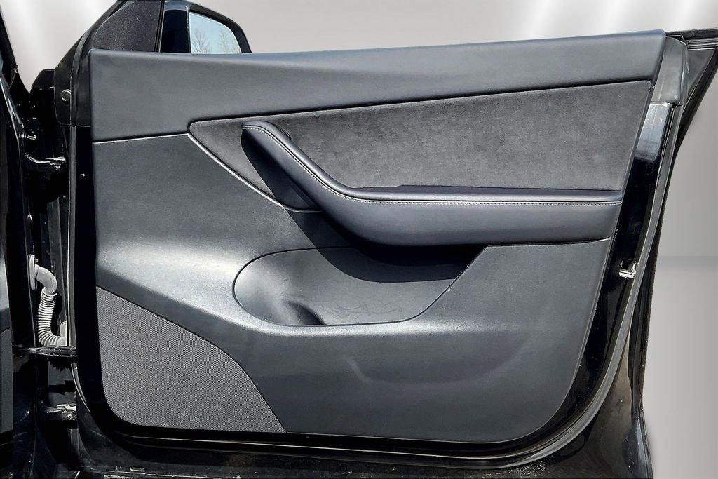 Used 2022 Tesla Model Y Long Range image 27