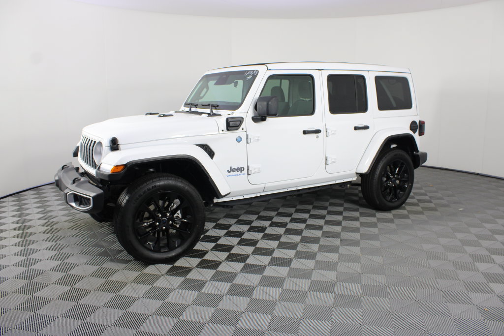 Used 2025 Jeep Wrangler Unlimited Sahara w/ Safety Group AWD/4WD image 2
