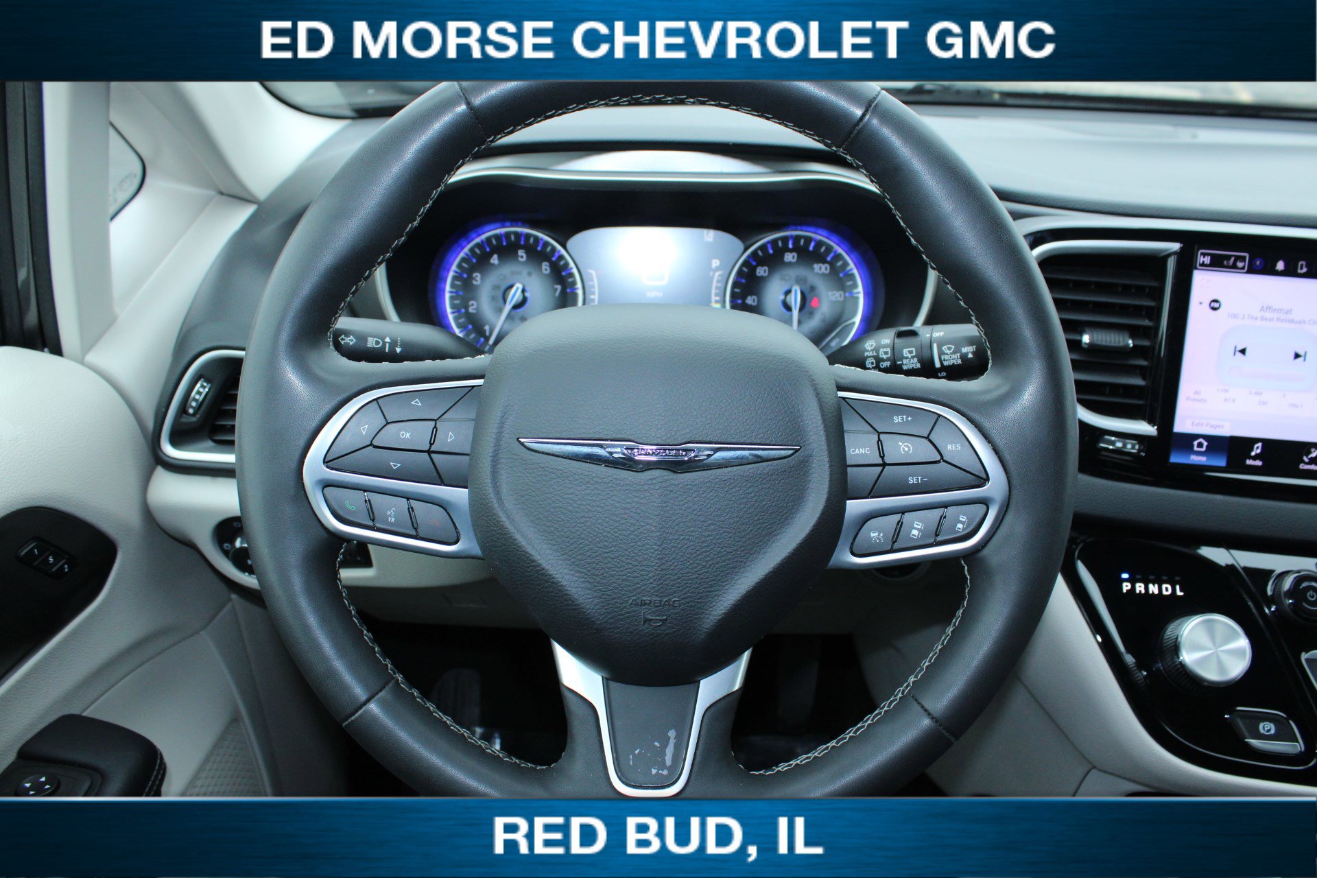 Used 2023 Chrysler Pacifica Touring-L image 8