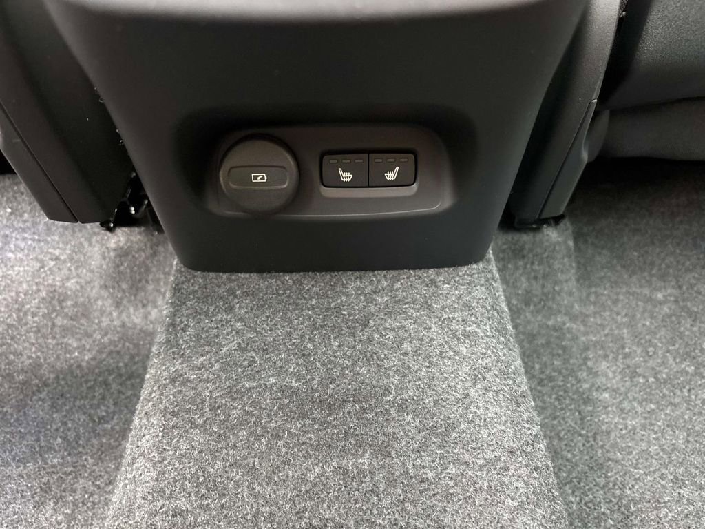 New 2026 Volvo XC40 B5 Plus w/ Protection Package Premier image 32